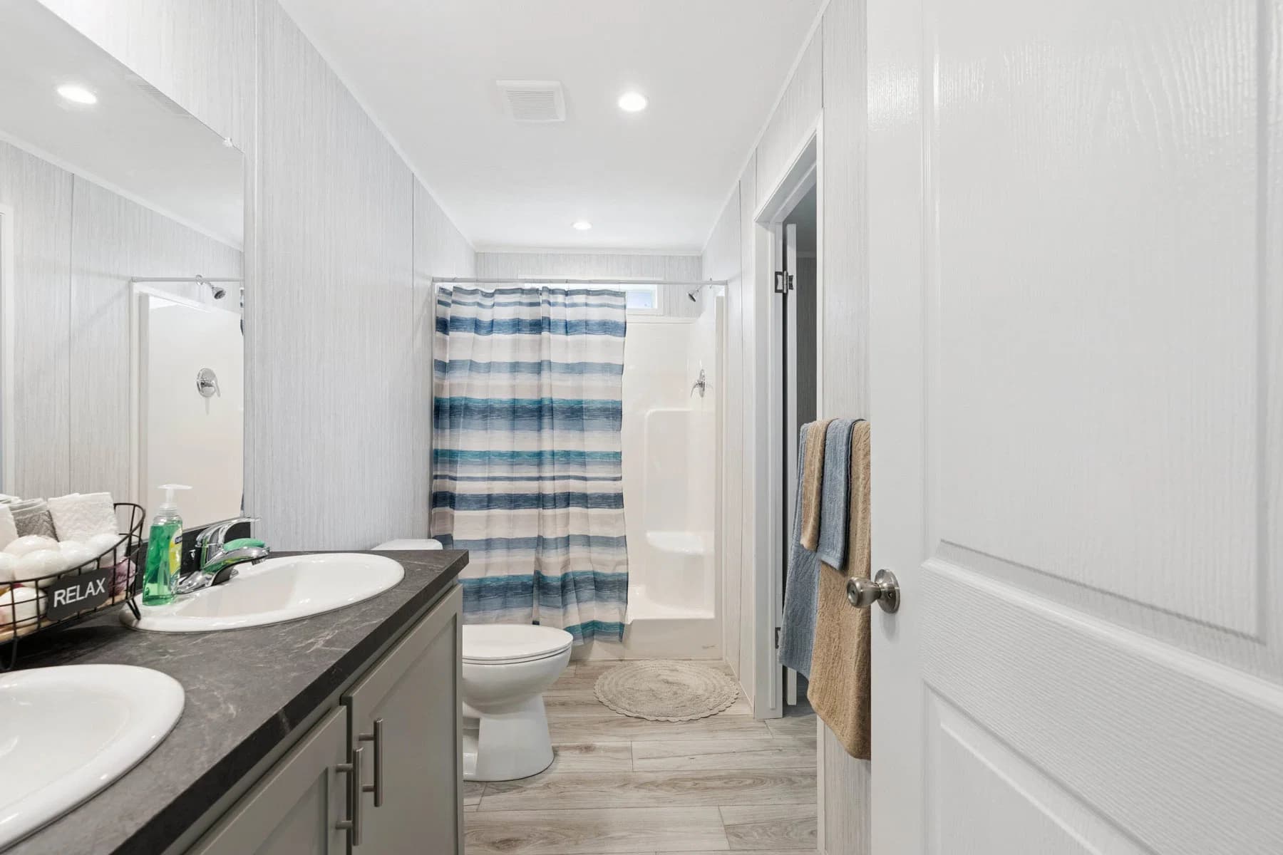Moosehead bathroom home features