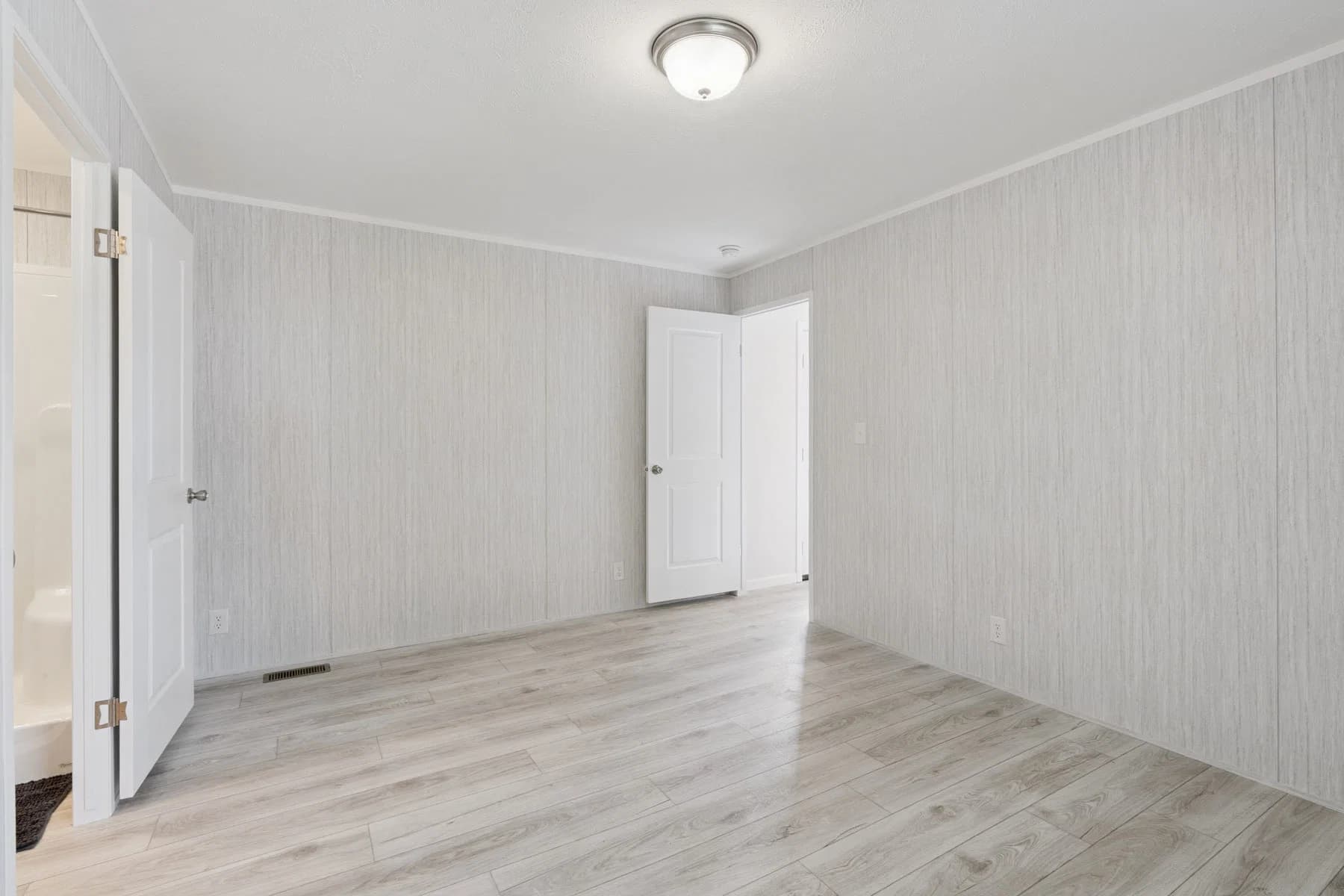 Placid 2 bedroom home features