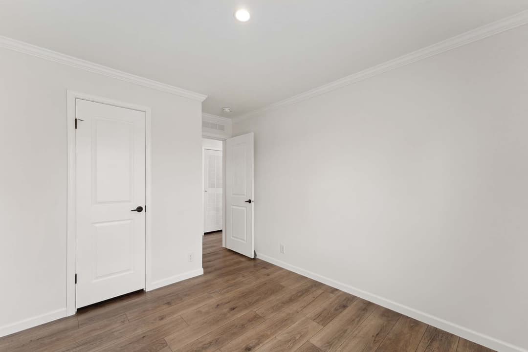 Sunlight 1493 bedroom home features