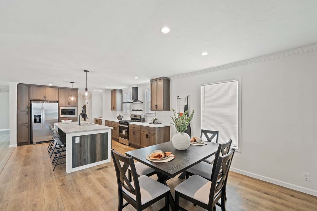 Sunlight 1493 interior home features