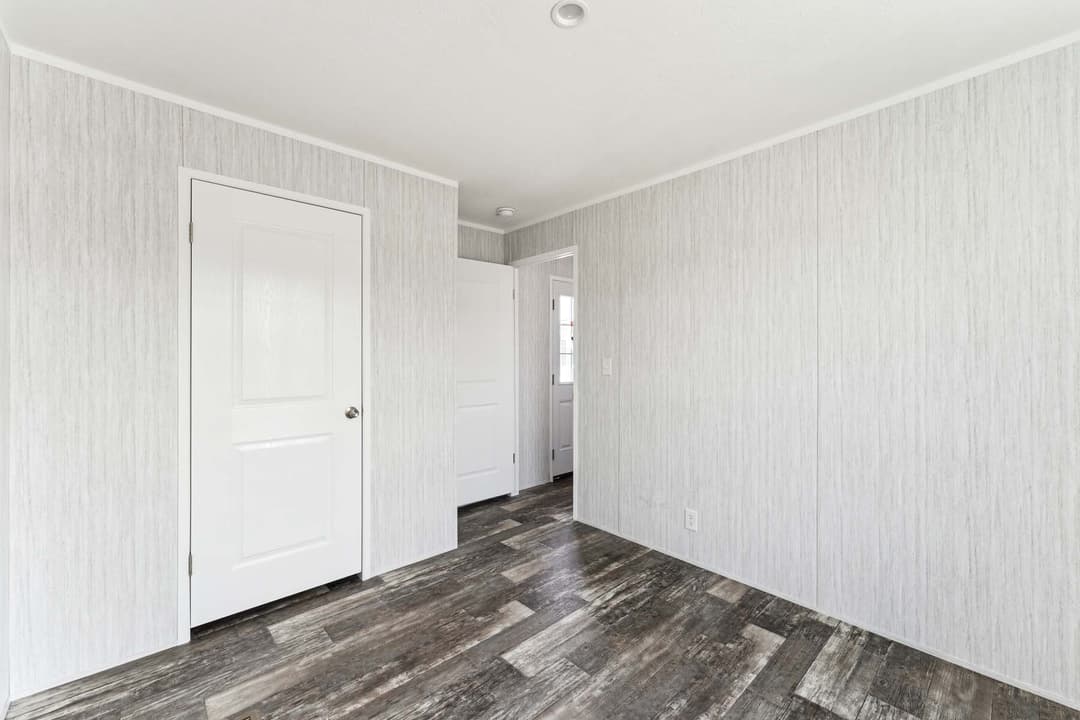 Keuka bedroom home features