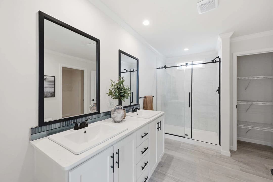 Abundance 1600 bathroom home features