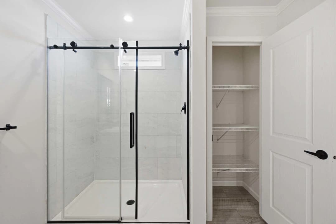Abundance 1600 bathroom home features