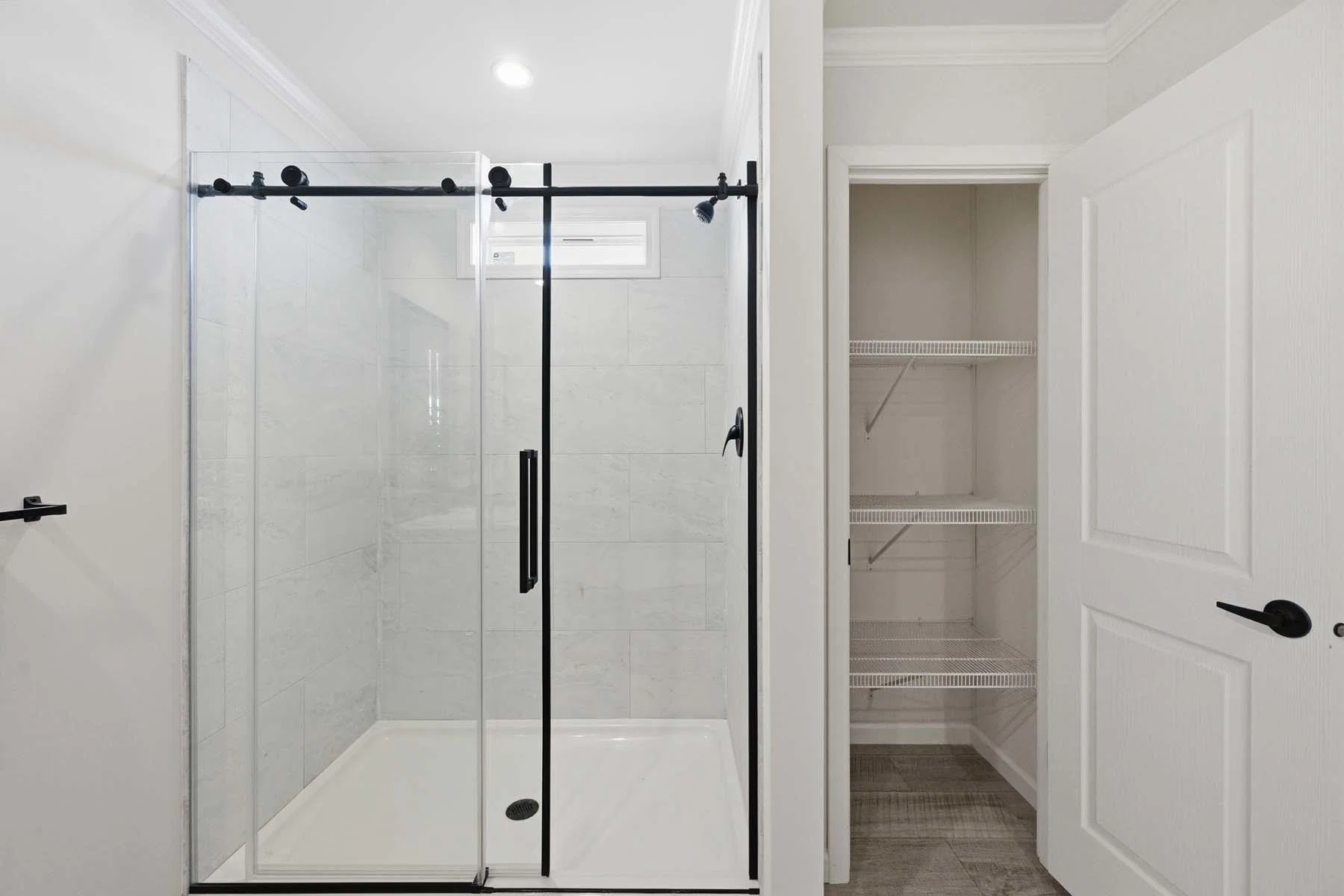 Abundance 1600 bathroom home features