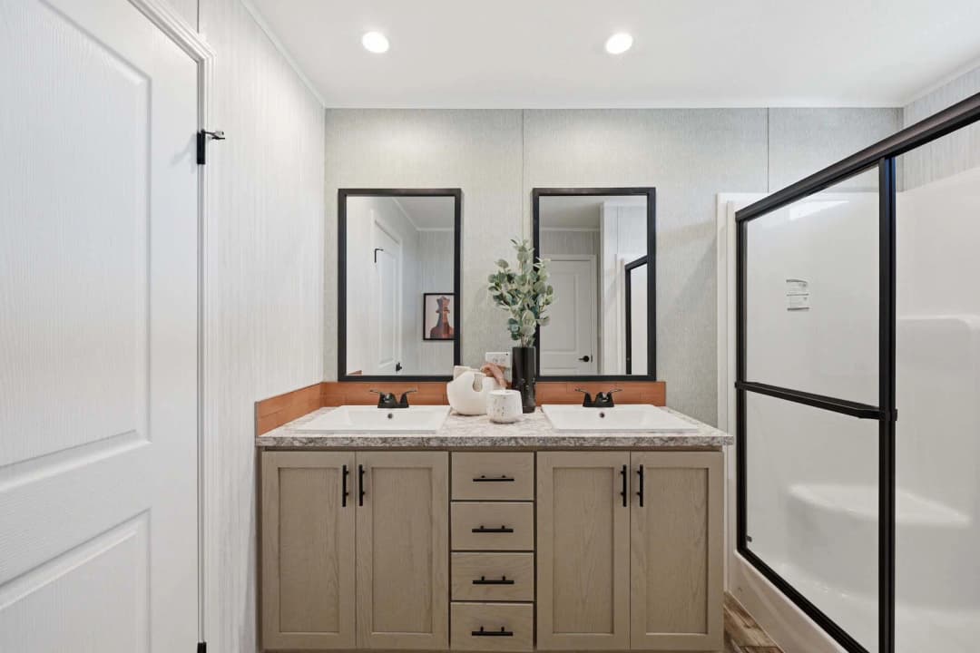 Devotion 940 bathroom home features