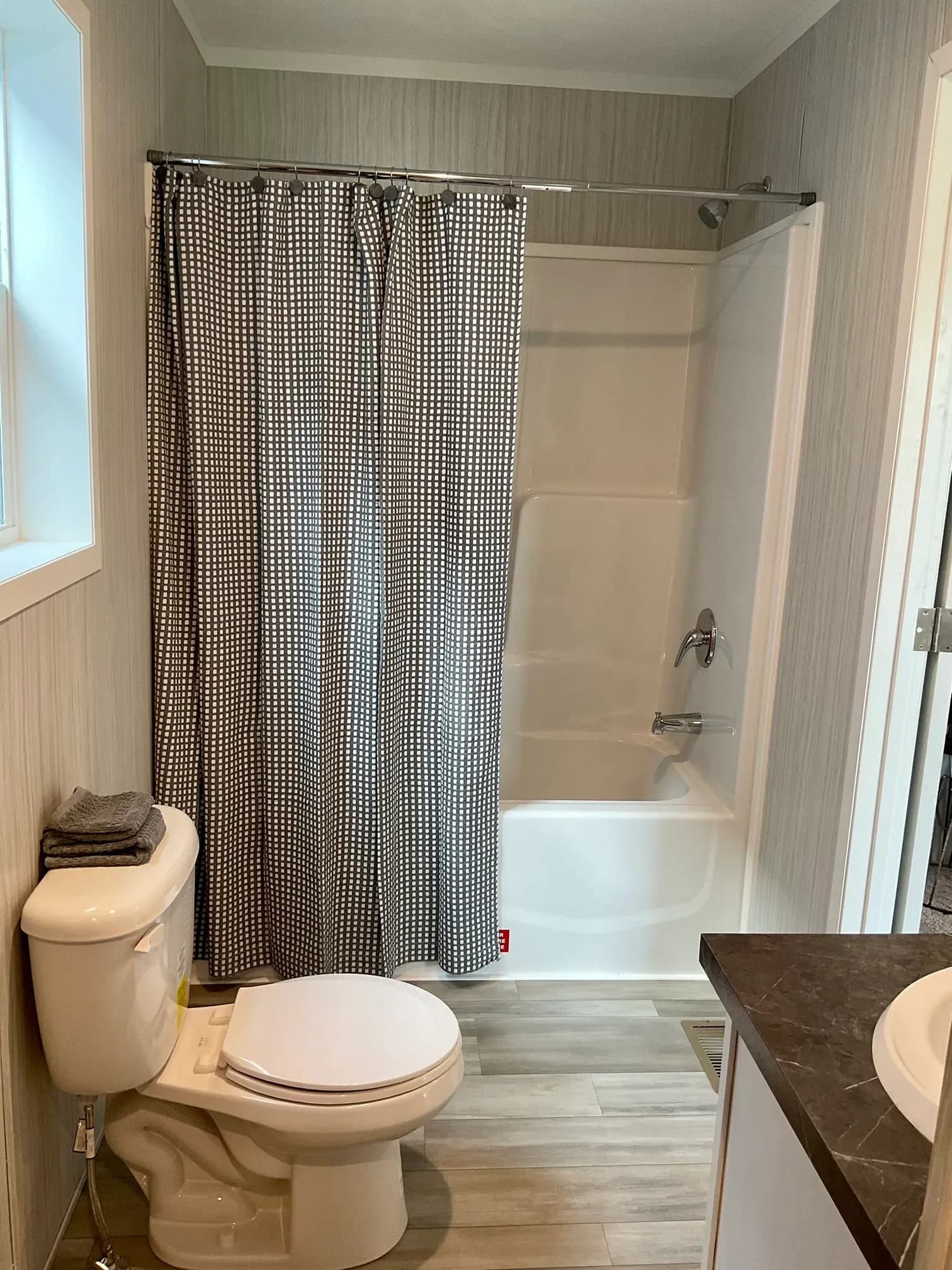 Peridot 66 bathroom home features