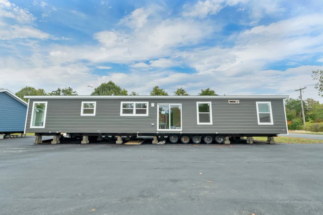 Spinel 64 exterior home features