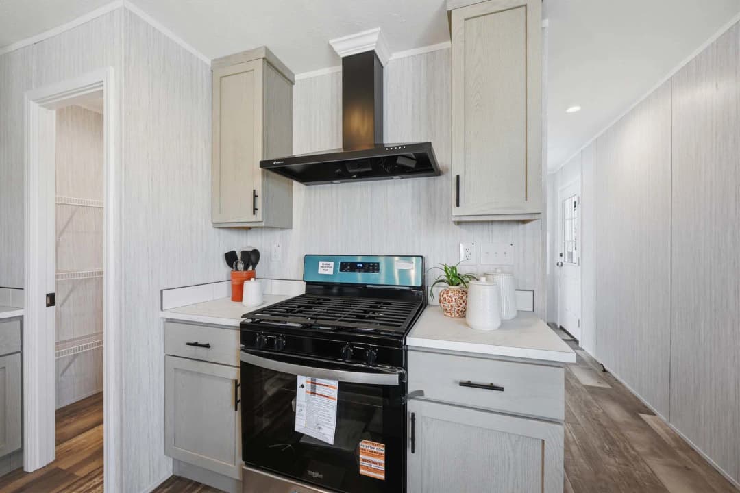 Devotion 940 kitchen home features