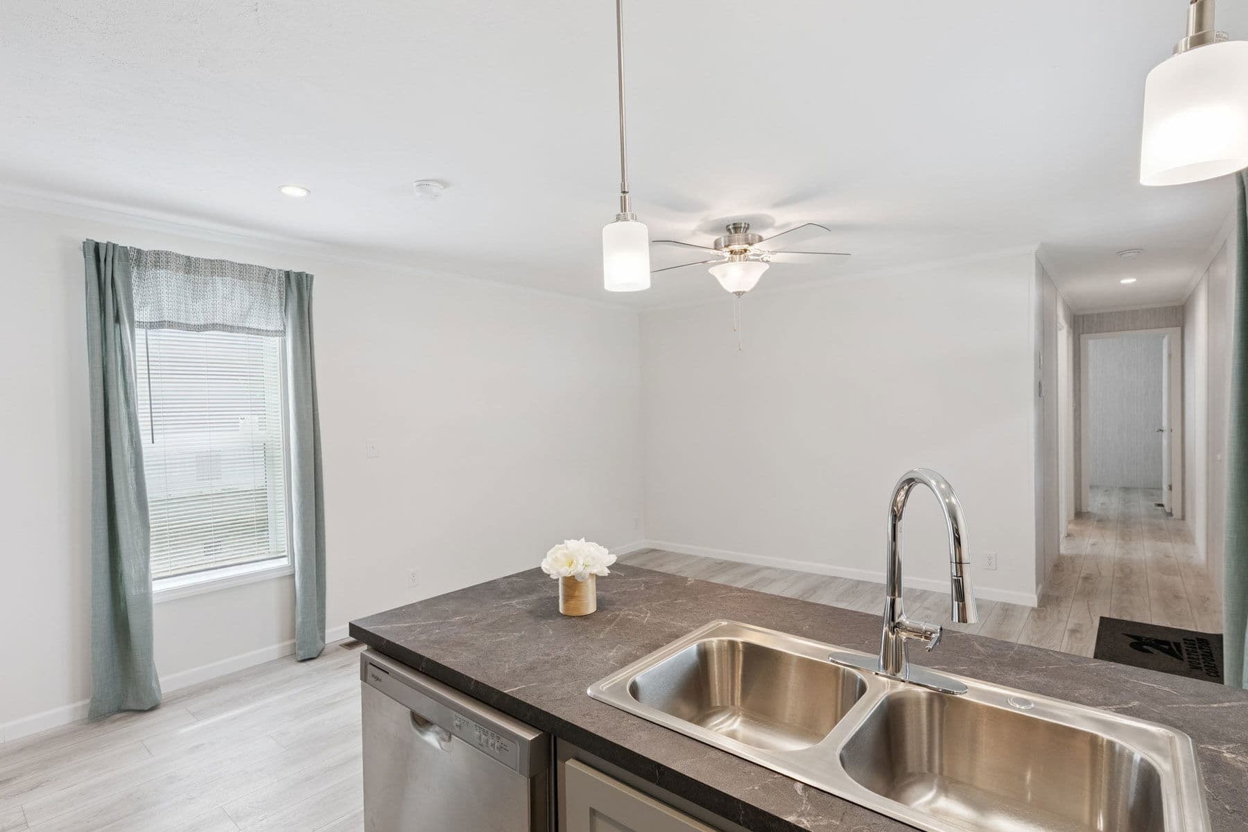 Achiever 6902 kitchen home features