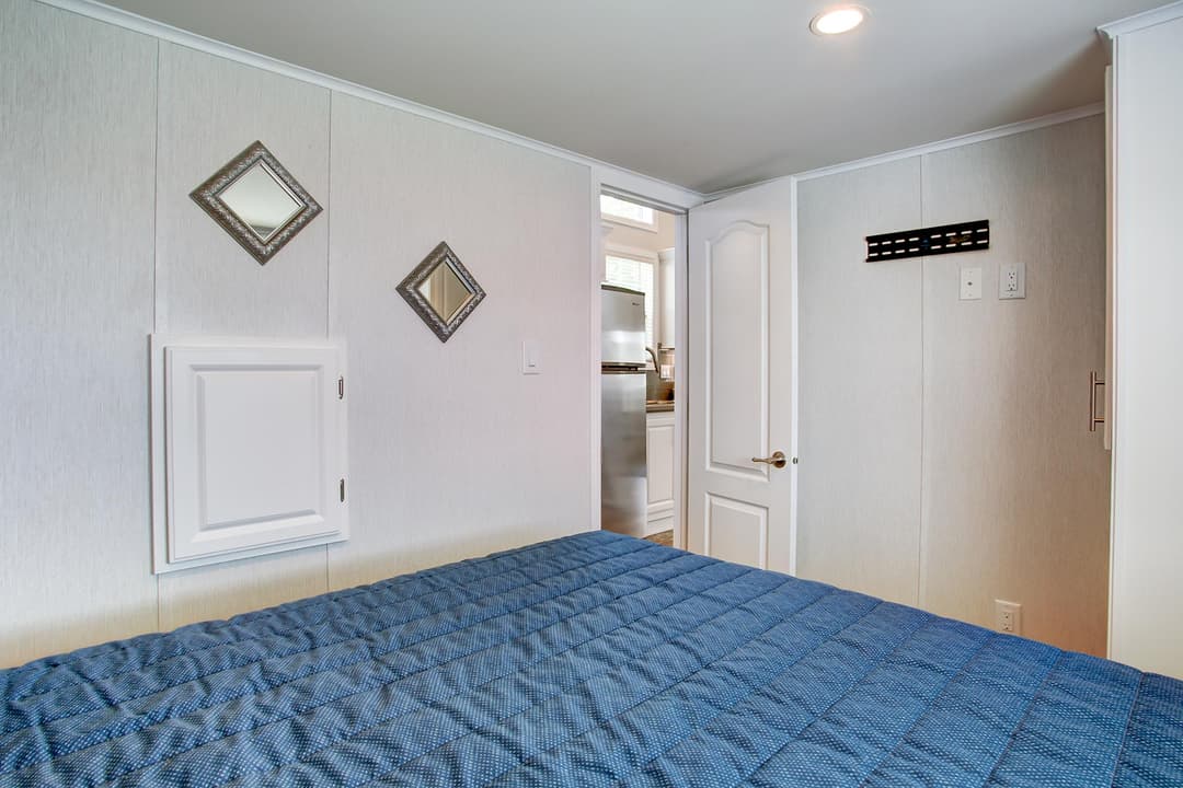 Shore park 4110l bedroom home features