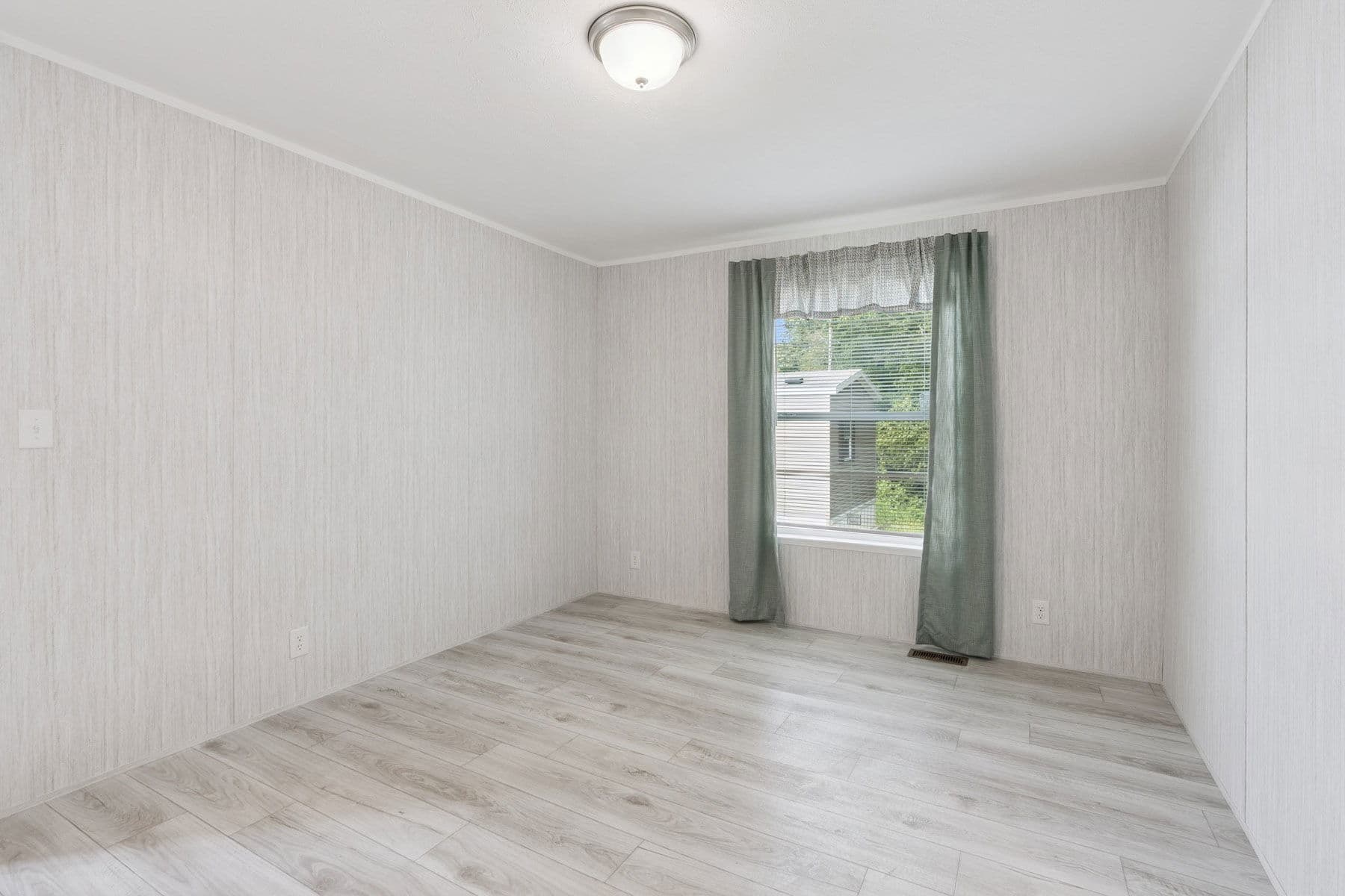 Achiever 6902 bedroom home features