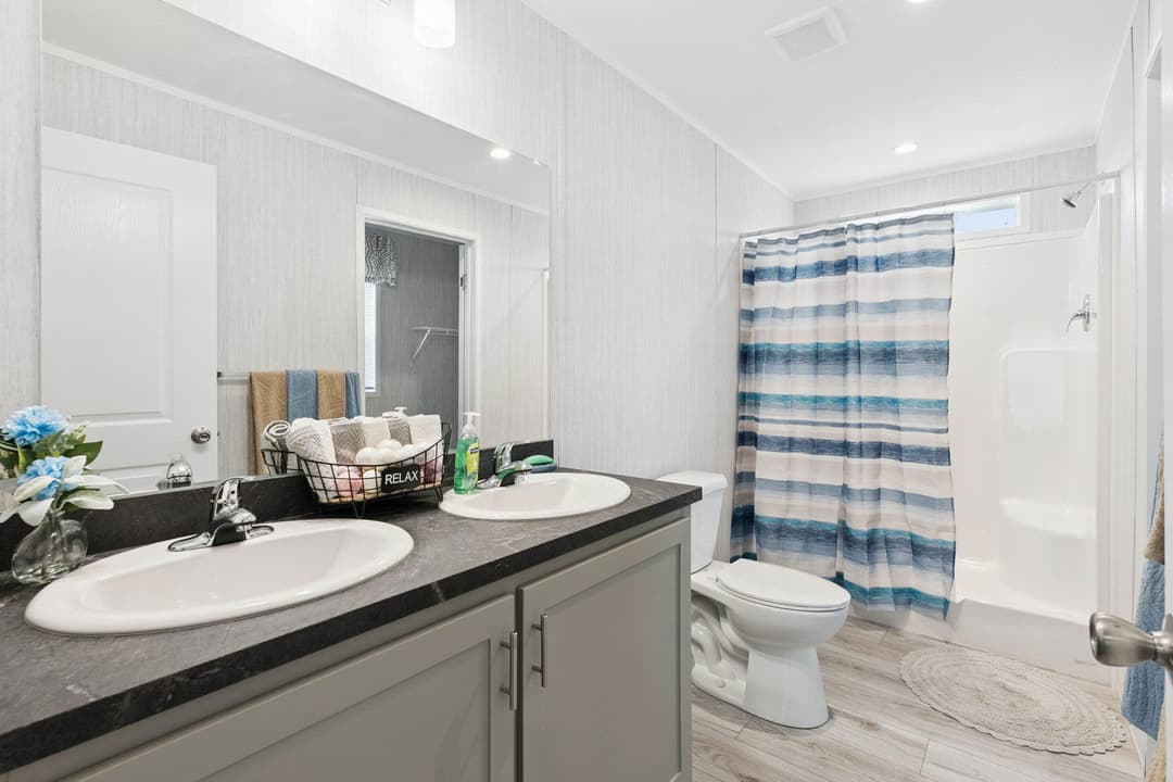 Superior 3905 bathroom home features