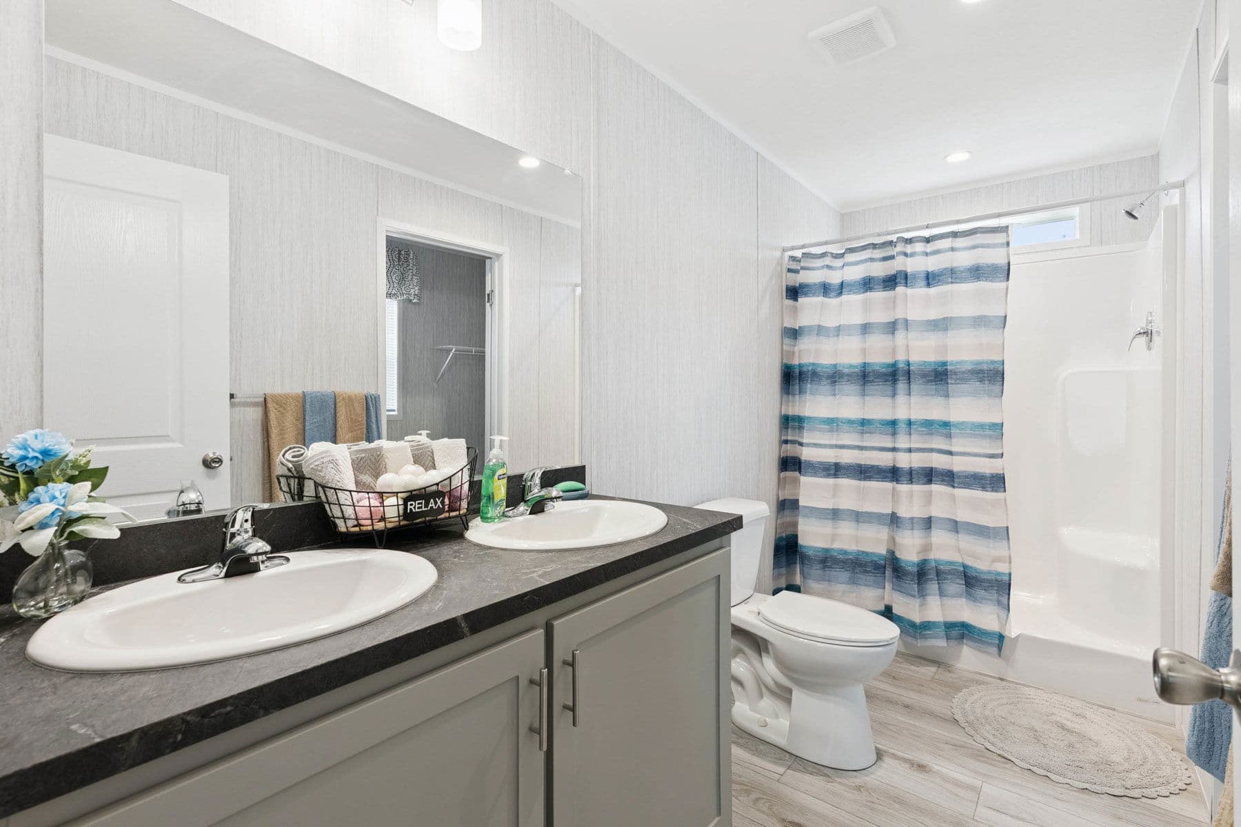 Superior 3905 bathroom home features