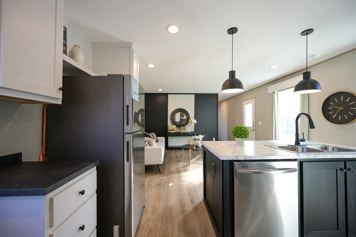 Tiger's eye kitchen home features