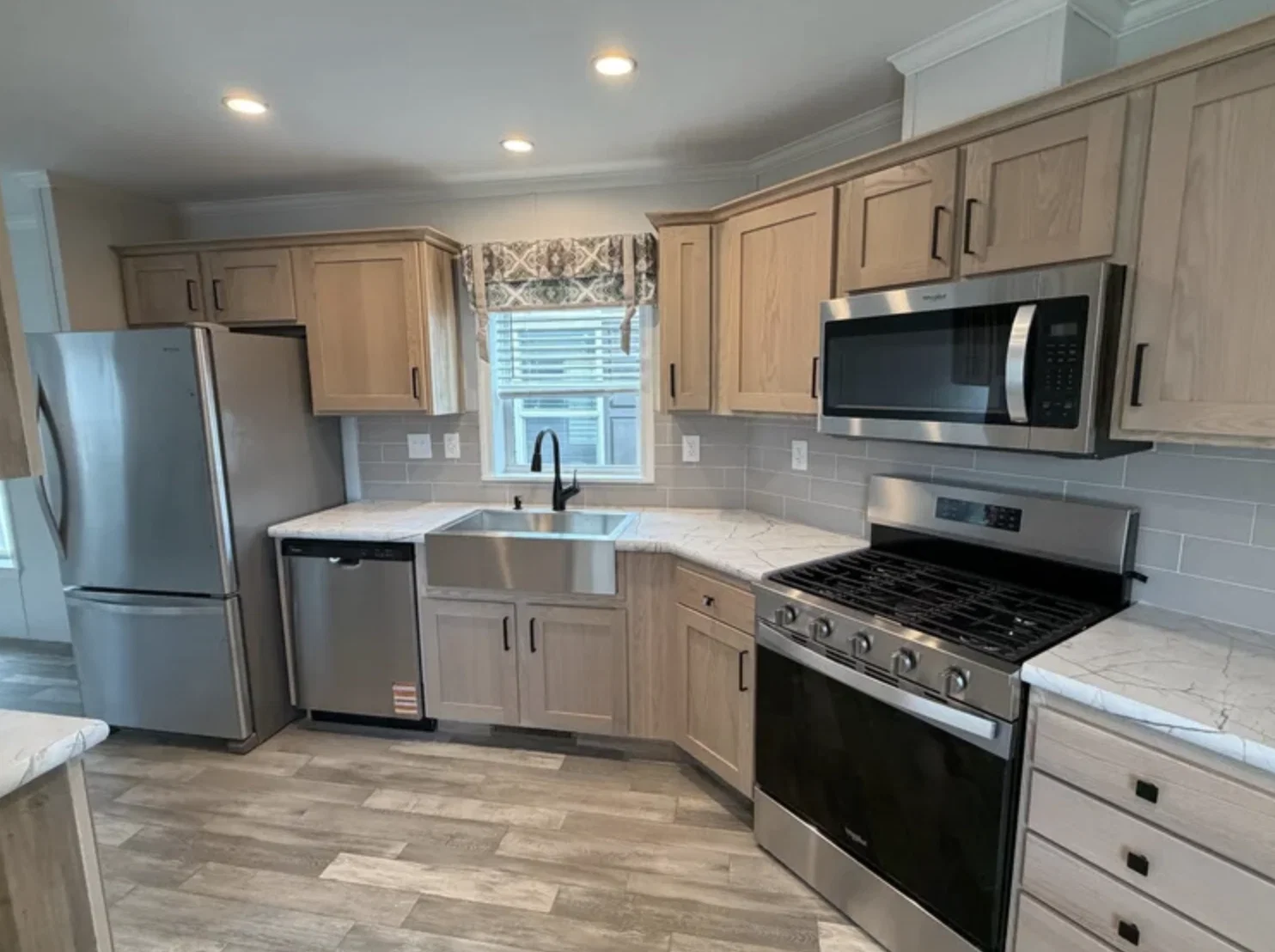 G-16-678 kitchen home features