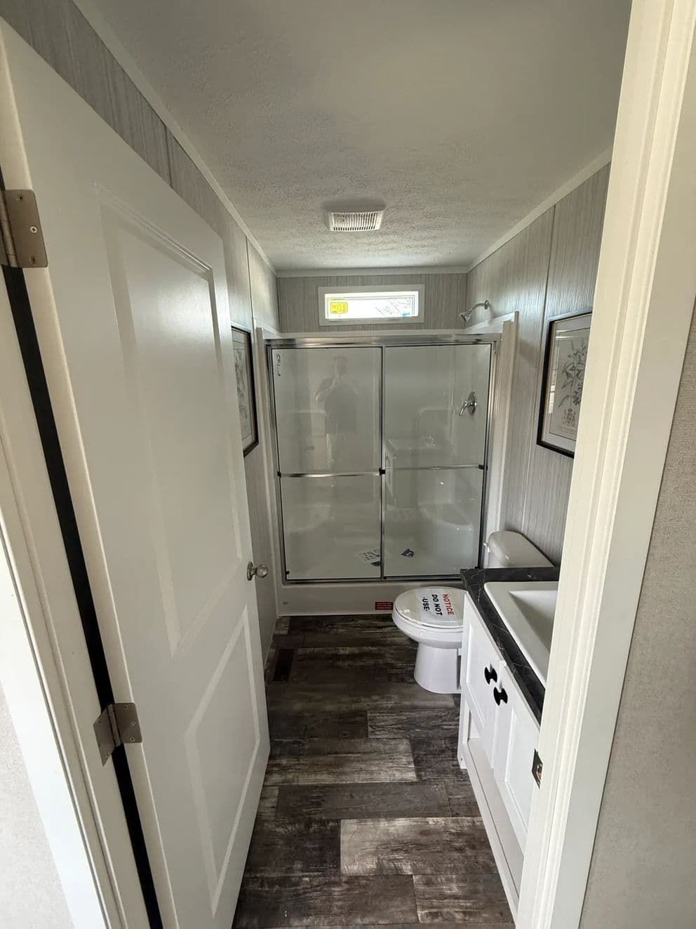 Onyx 40 bathroom home features