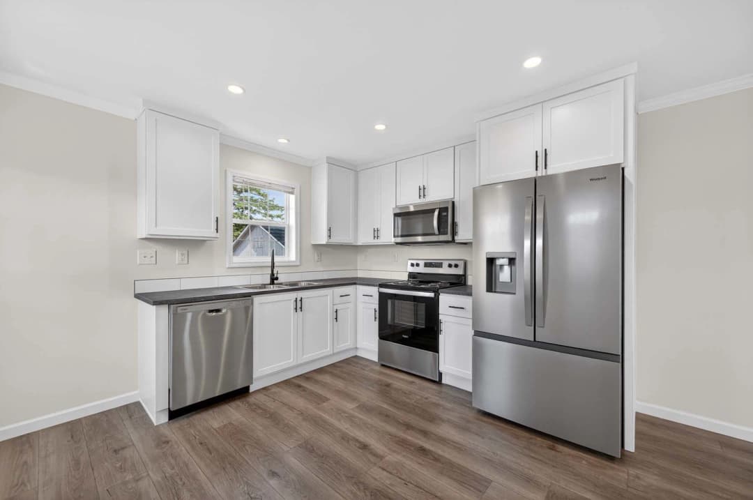 Symphony 641 kitchen home features