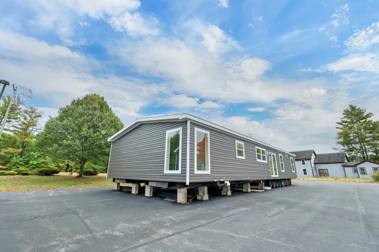 Spinel 64 exterior home features