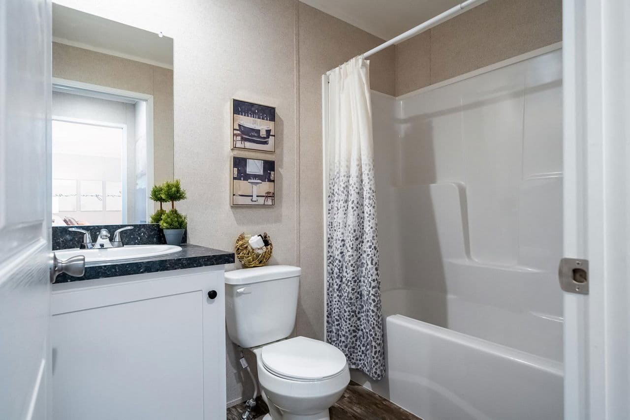 Pinnacle 3904 bathroom home features