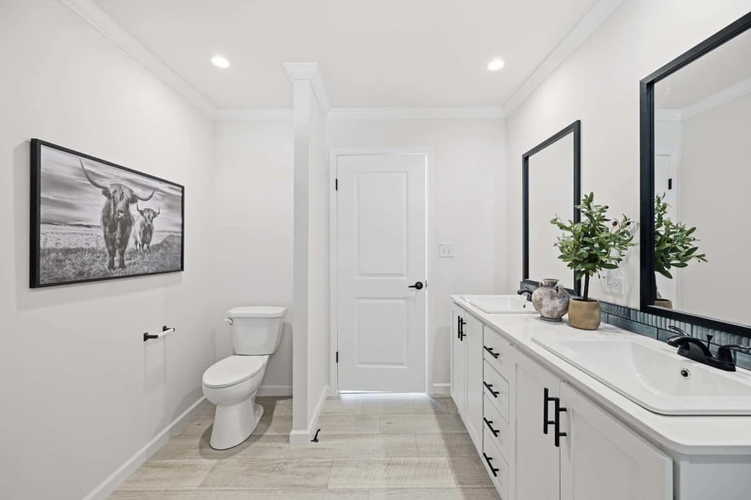 Abundance 1600 bathroom home features