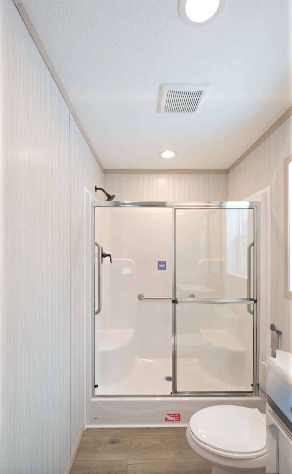 Turqouise bathroom home features