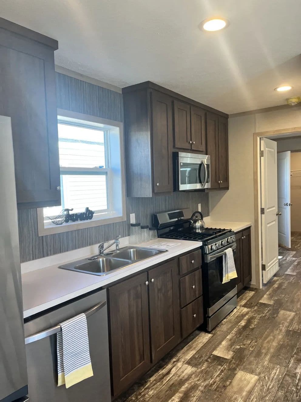 Sapphire kitchen home features