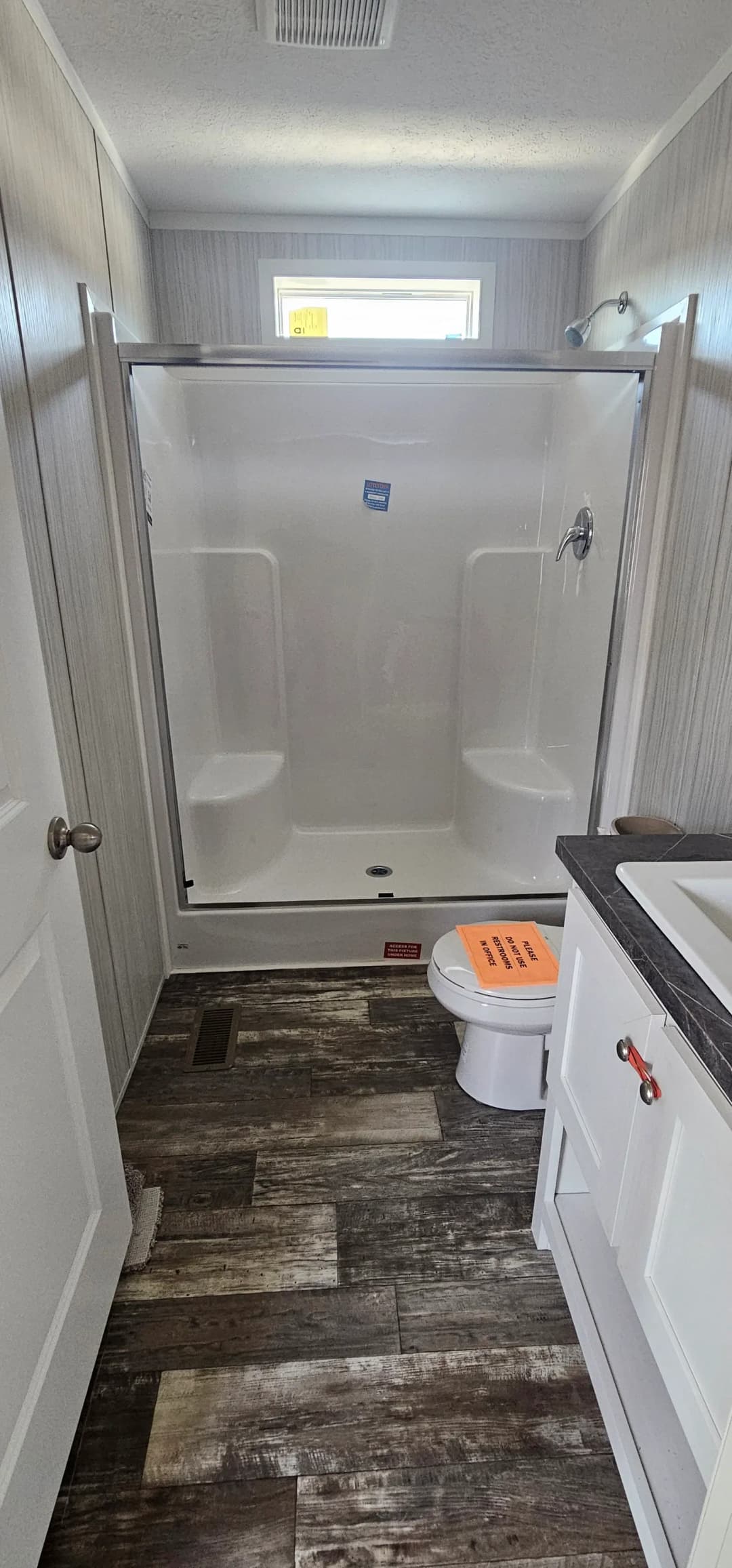 Onyx 48 bathroom home features