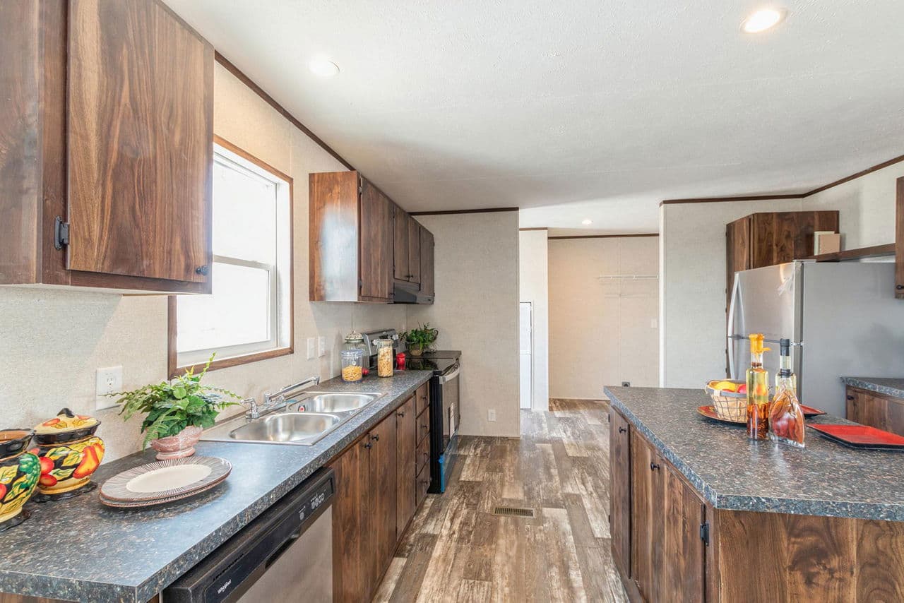 Grand 3902 kitchen home features