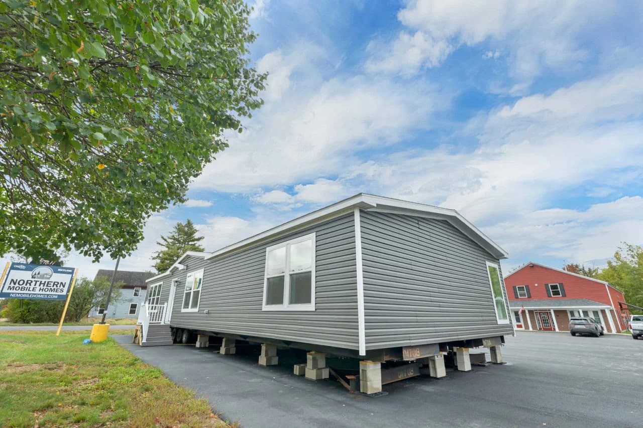 Spinel 64 exterior home features