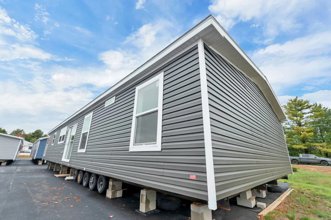 Spinel 64 exterior home features