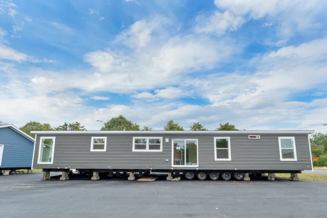 Spinel 64 exterior home features