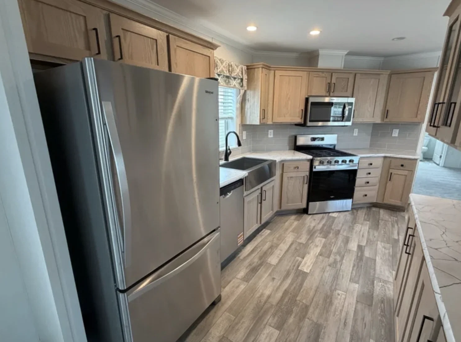 G-16-678 kitchen home features