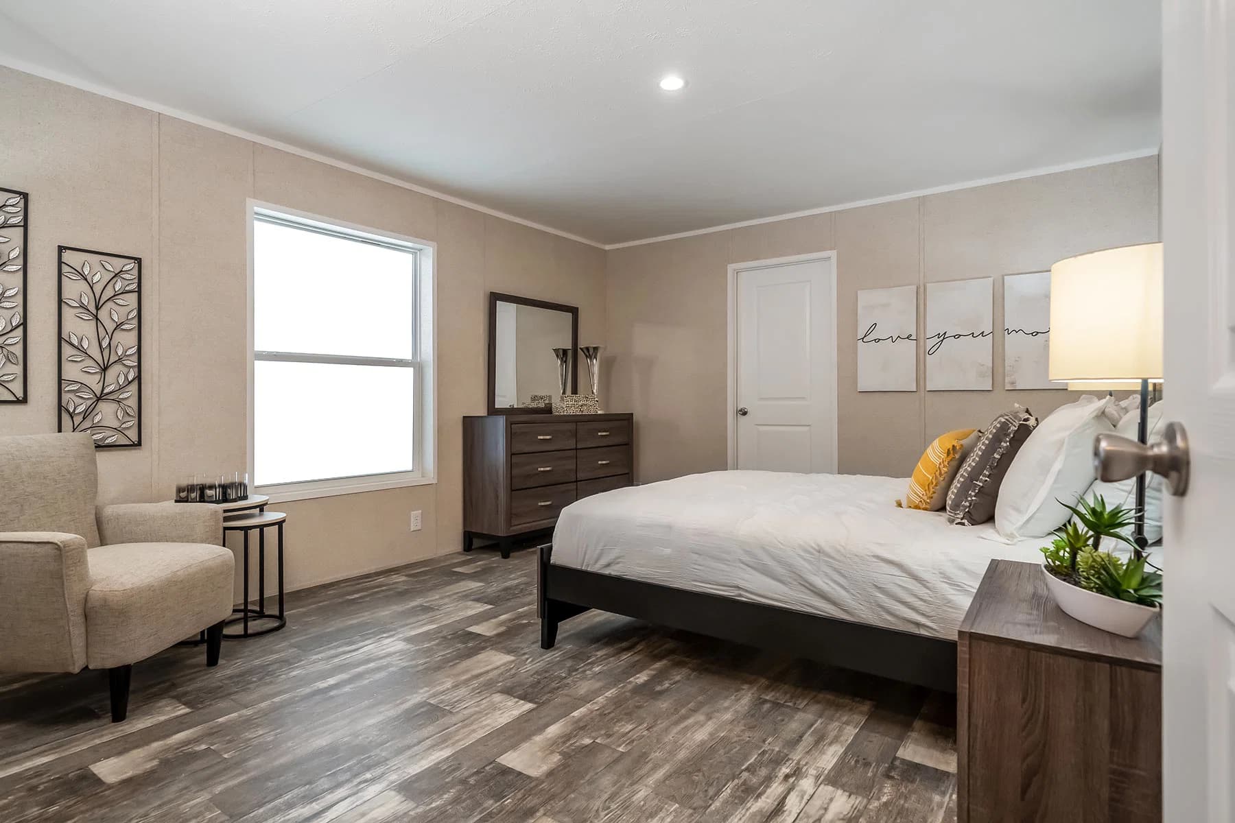 Flagstaff bedroom home features