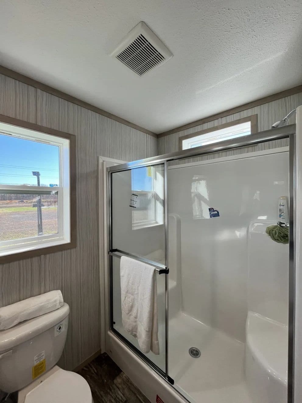Sapphire bathroom home features