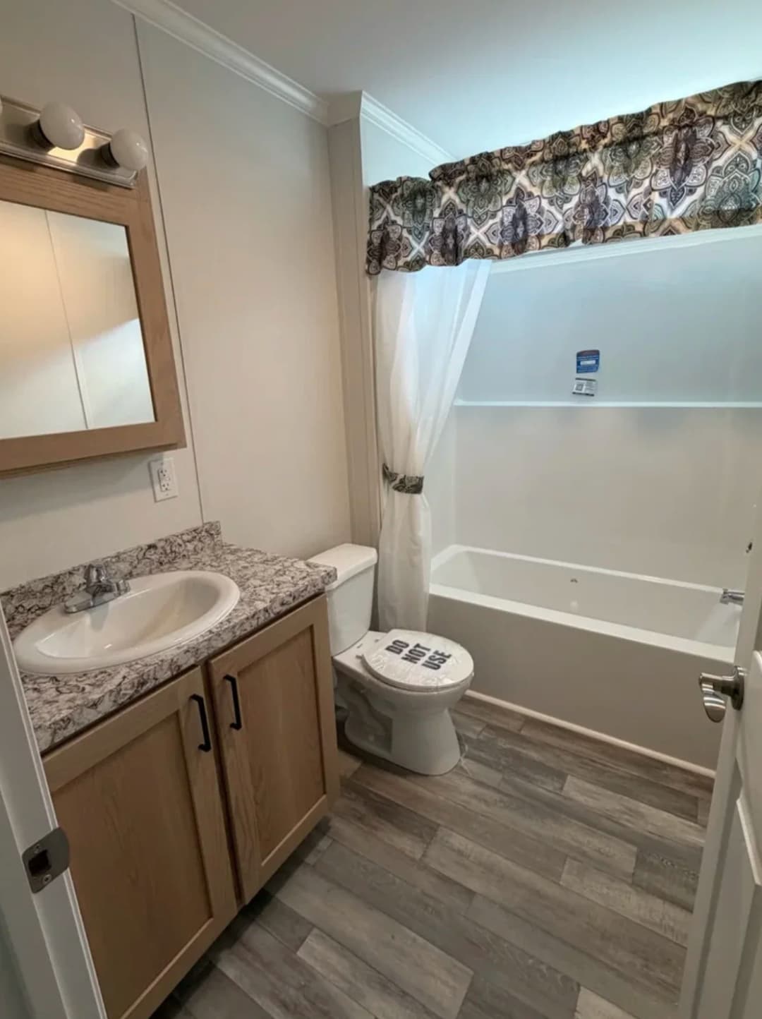 G-16-678 bathroom home features