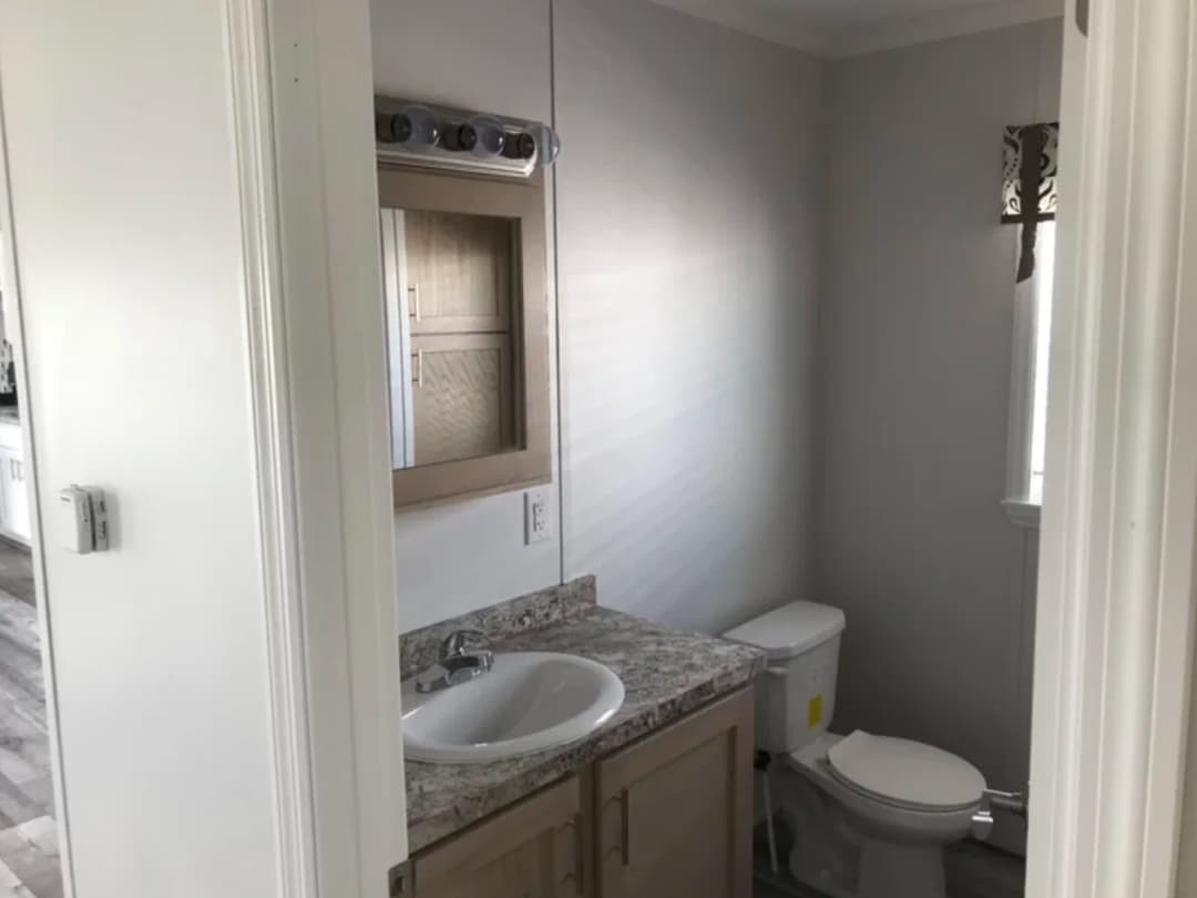 G-16-634 bathroom home features