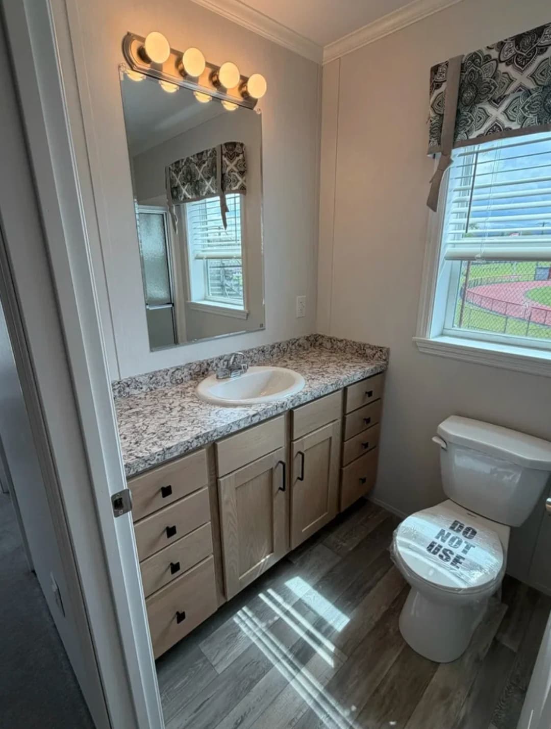G-16-678 bathroom home features