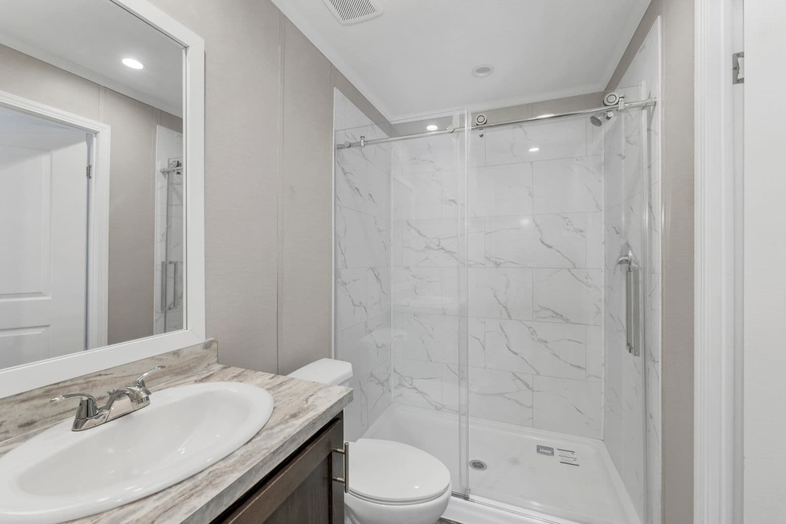 Zenith 6803 bathroom home features