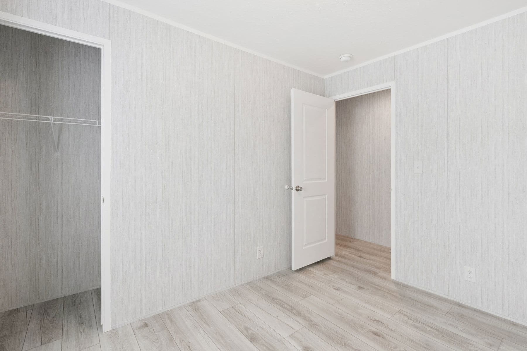 Achiever 6902 bedroom home features