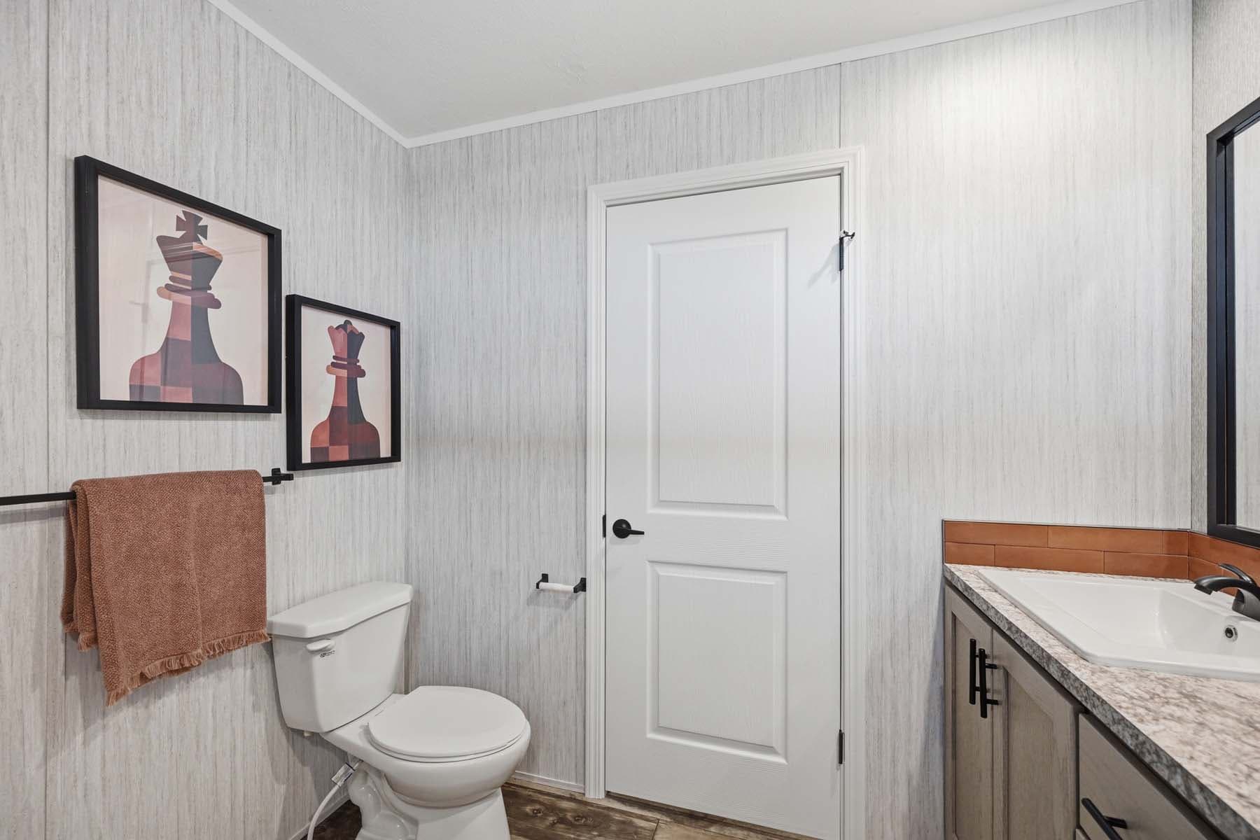 Devotion 940 bathroom home features