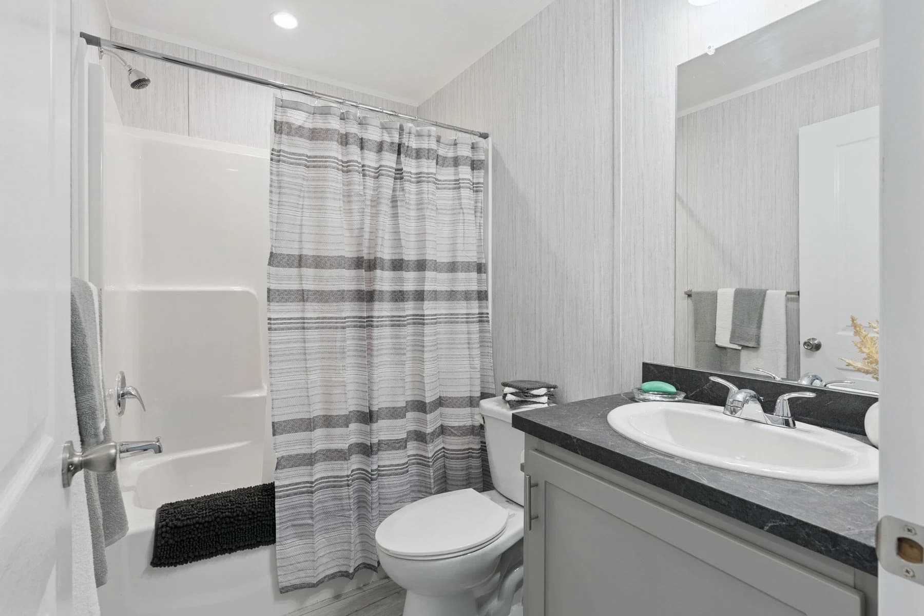Placid 2 bathroom home features