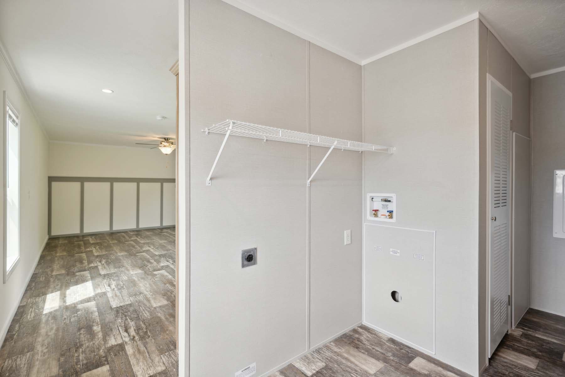 Achiever 6903 interior home features