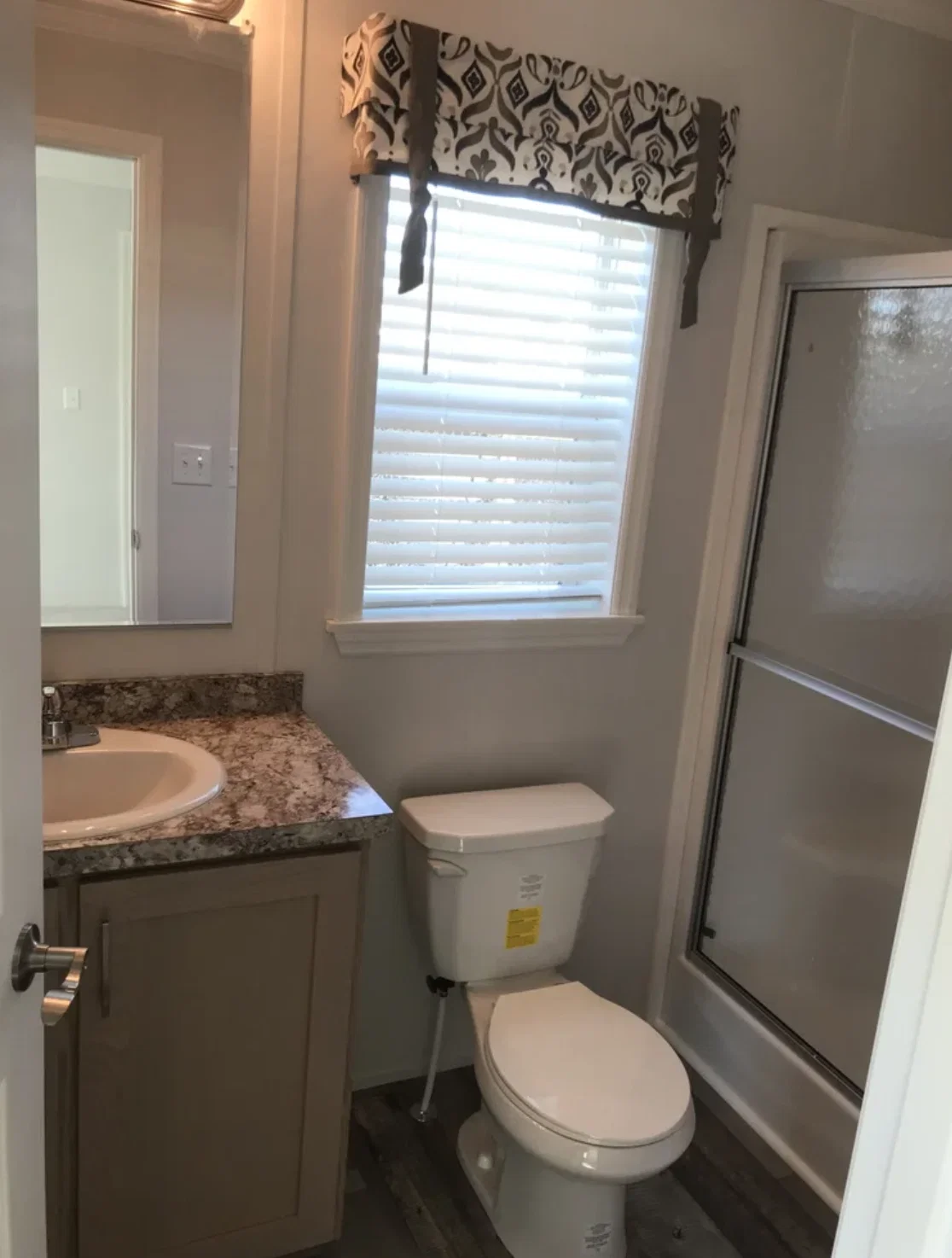 G-16-634 bathroom home features