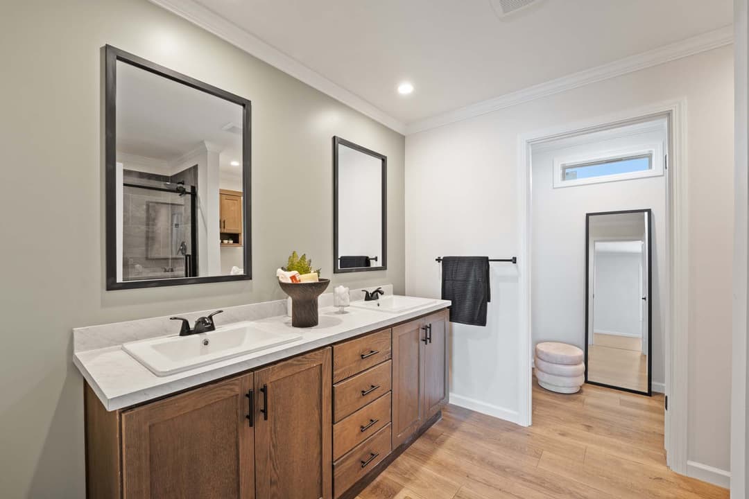 Sunlight 1493 bathroom home features