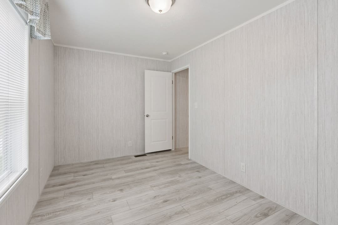 Achiever 6902 bedroom home features