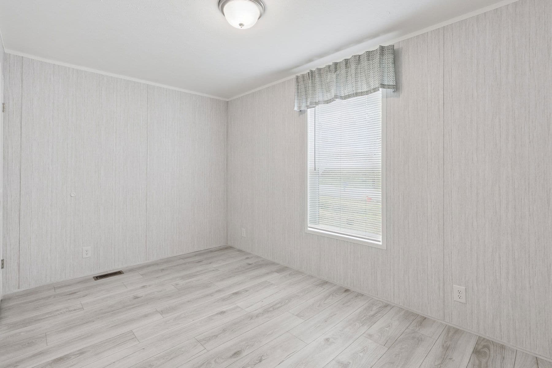 Achiever 6902 bedroom home features