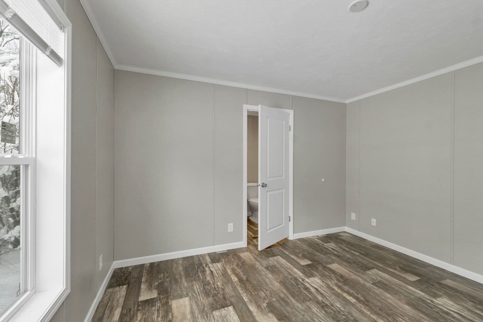 Zenith 6803 bedroom home features