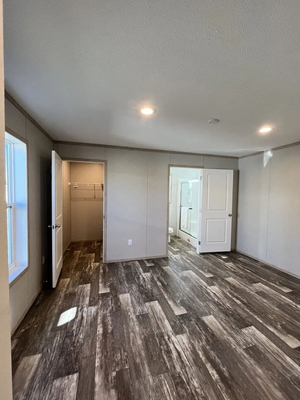 Sapphire bedroom home features