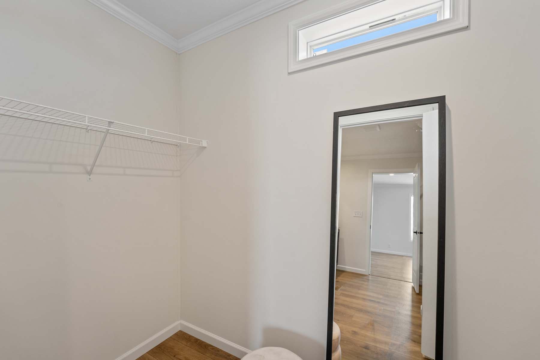 Sunlight 1493 interior home features