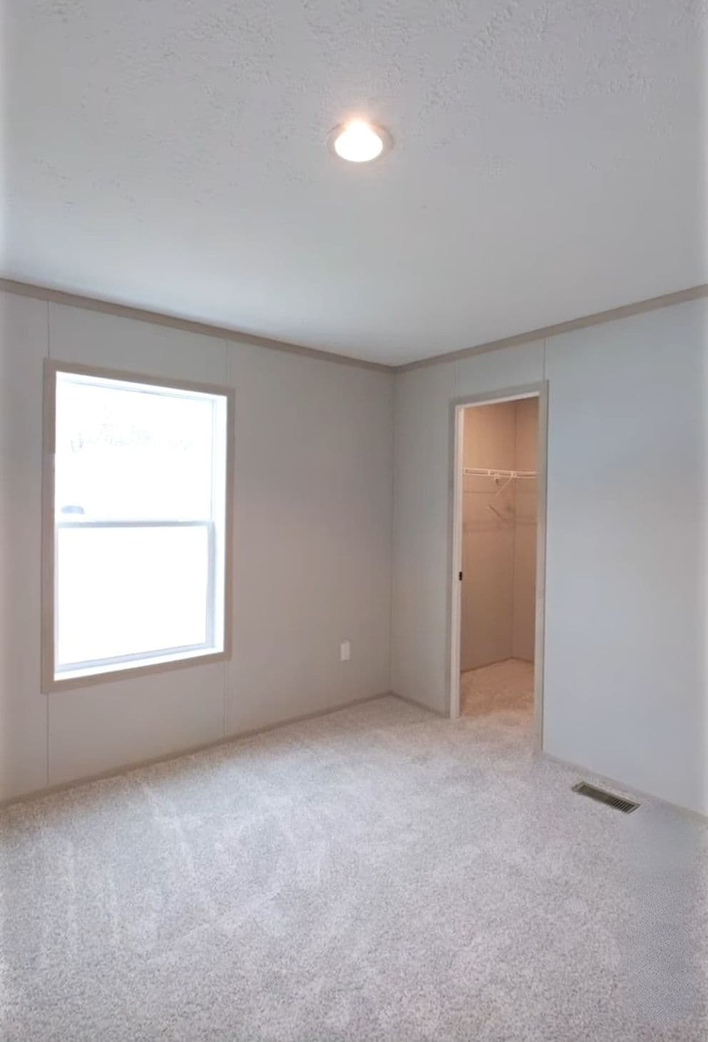 Turqouise bedroom home features